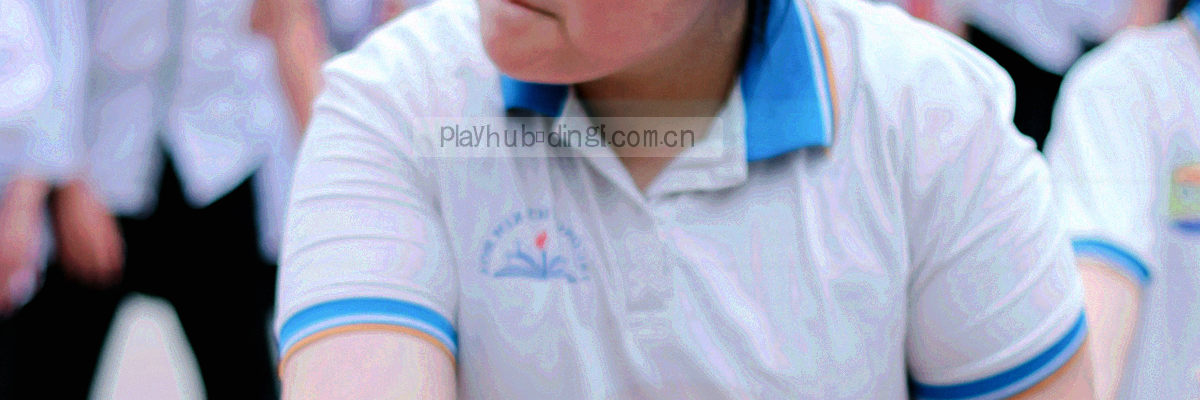 环形时间刻度与发光弧线，抽象表现周期